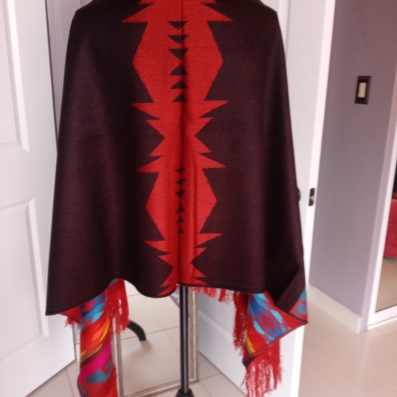 REVERSIBLE ARTISANAL ANDEAN SHAWL - Picture 4 of 4